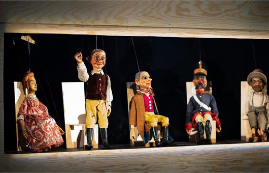 Debate for the puppets in seven acts